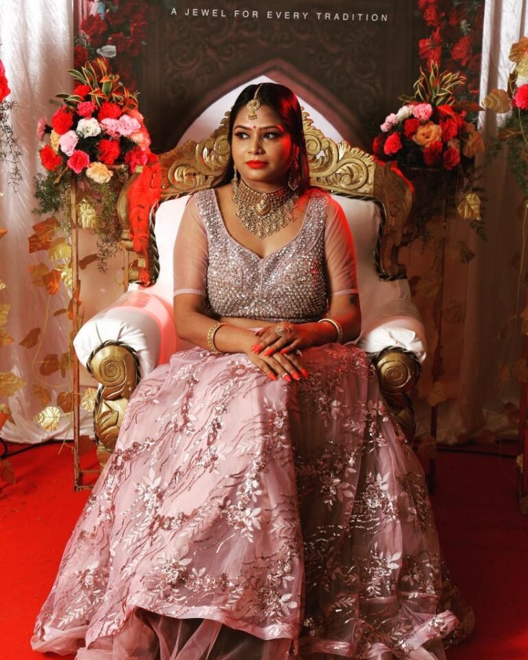 “DJ Sonee Dips and Sandalwood actor Vybhav spotted together at Filmcity, bond over their friendship at grand opening event”