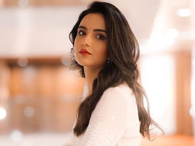 Jasmin Bhasin Reveals Cornea Damage from Contact Lenses: Struggling with Pain and Vision Issues